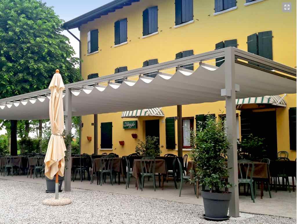 Onda LITE modular retractable shade restaurant courtyard