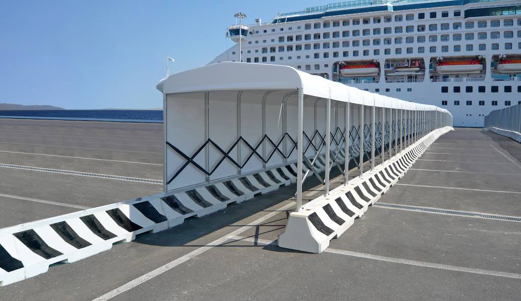 Retractable tunnel for cruise liner passengers